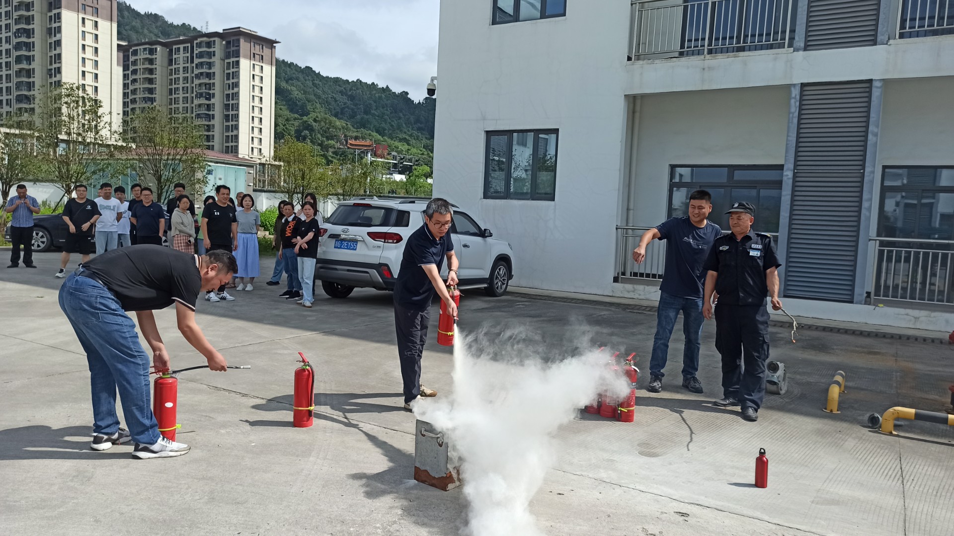 1719457055777405.jpg 市交投物流產(chǎn)業(yè)園公司開展安全生產(chǎn)教育培訓(xùn)暨應(yīng)急演練活動,周明武拍攝3.jpg