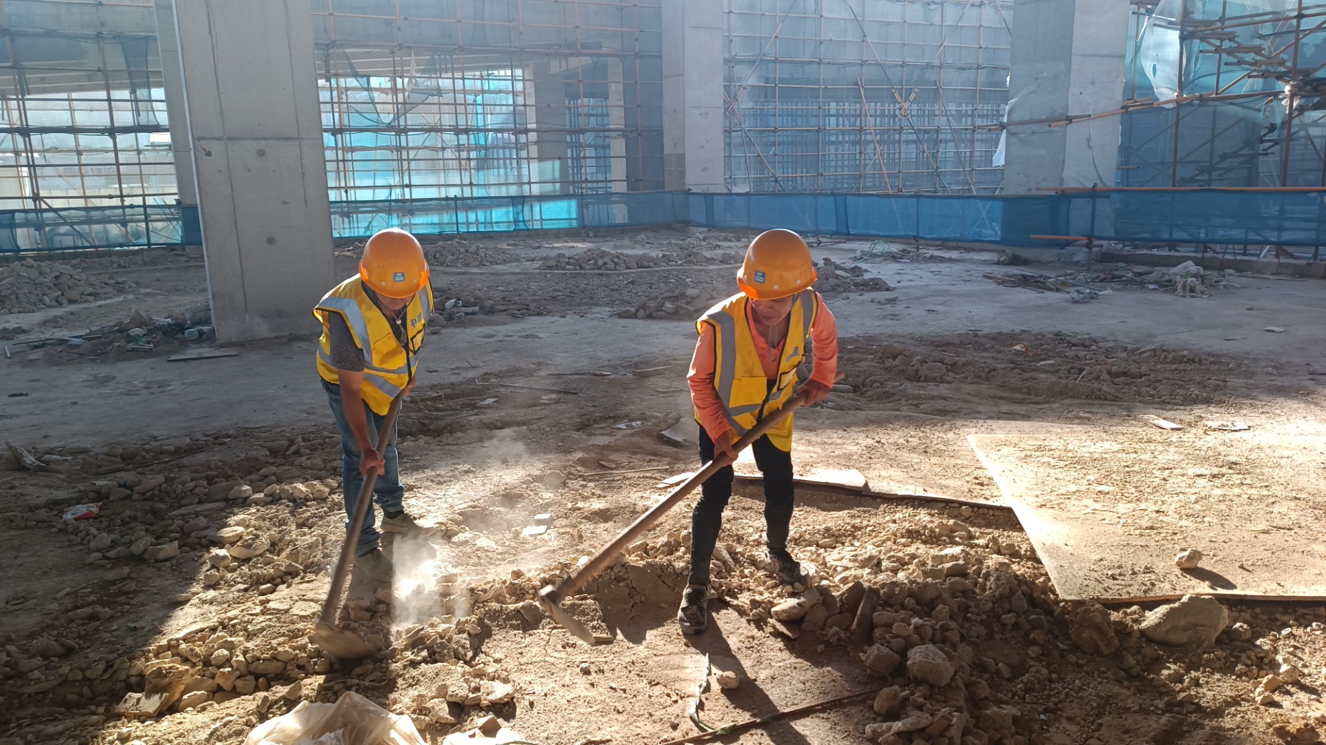 堅(jiān)守一線“戰(zhàn)高溫” 項(xiàng)目建設(shè)有“涼策”，王俊宇拍攝2.jpg