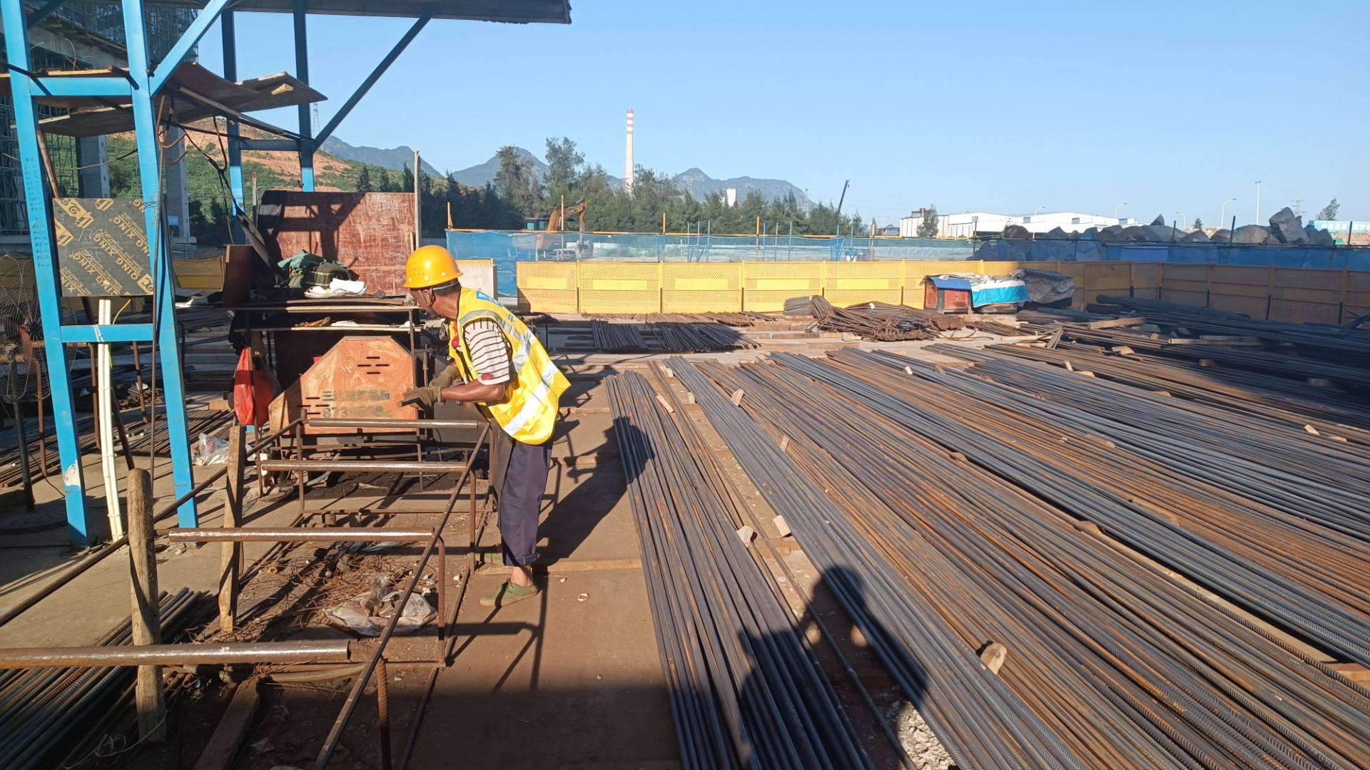 堅(jiān)守一線“戰(zhàn)高溫” 項(xiàng)目建設(shè)有“涼策”，王俊宇拍攝1.jpg