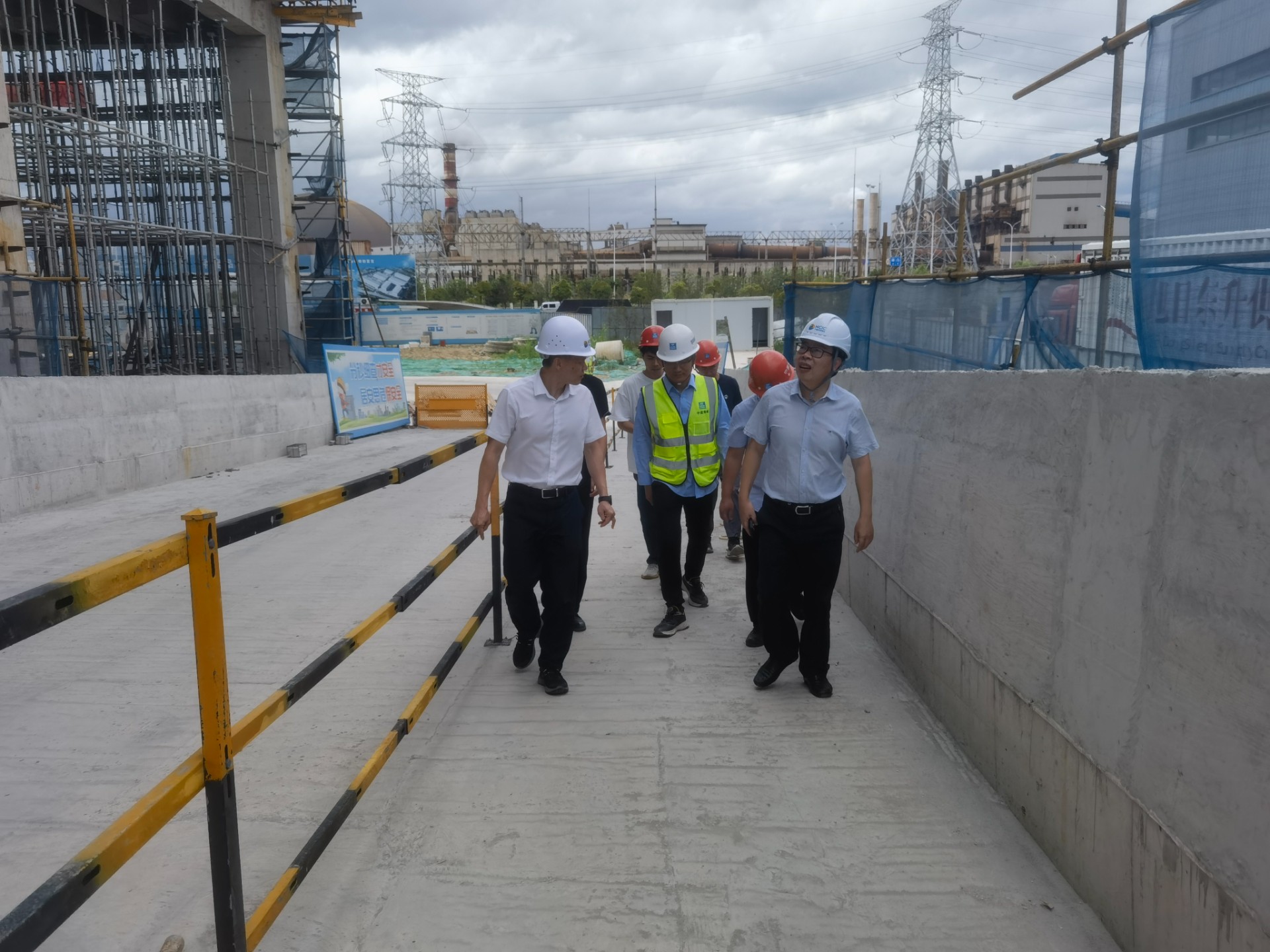 市交投集團(tuán)領(lǐng)導(dǎo)深入市交投物流集團(tuán)重點(diǎn)項(xiàng)目現(xiàn)場(chǎng)檢查指導(dǎo)防汛防臺(tái)風(fēng)工作，曾騫拍攝1.jpg